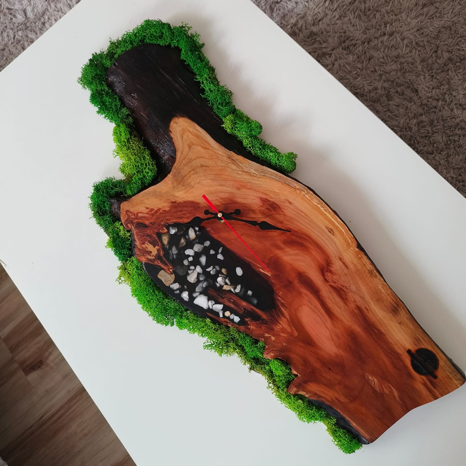 ceas de perete decorativ din lemn masiv,rasina epoxidica si licheni